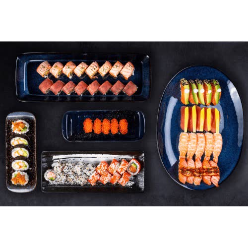 Party Menu: et stort fad med nigiri, uramaki og futomaki.
